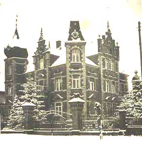 Foto der Villa im Schnee