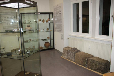 Römische Wasserleitung und Vitrinen in Hochheimer Heimatmuseum