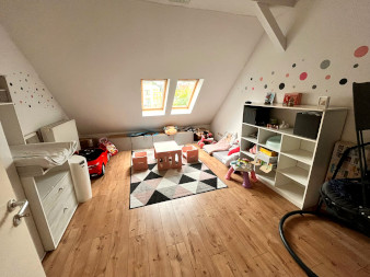 Kinderzimmer mit Fenster